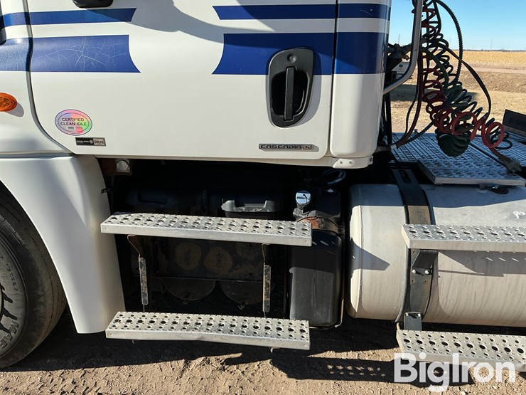 2012-freightliner-cascadia-125-image-16