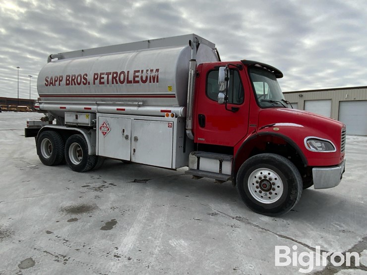 2007-freightliner-m2-106-image-3