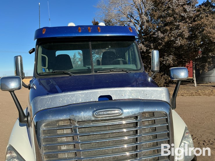2012-freightliner-cascadia-125-image-12