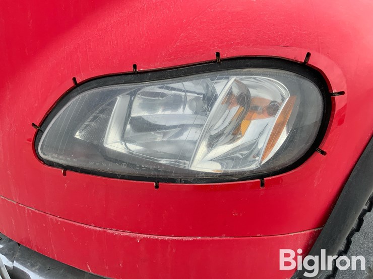 2007-freightliner-m2-106-image-12