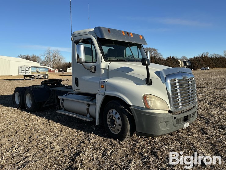 2009-freightliner-cascadia-125-image-3