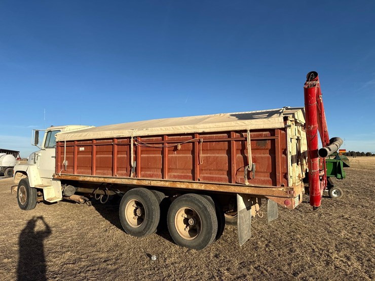 1974-ford-800-image-7