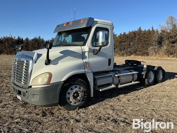 2009-freightliner-cascadia-125-image-1