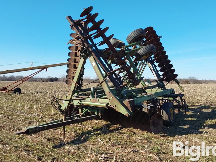 john-deere-330-image-1