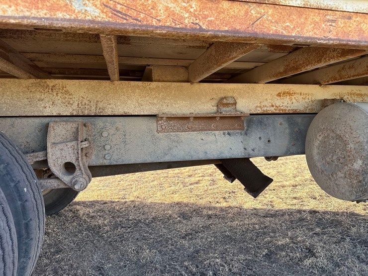 1974-ford-800-image-21