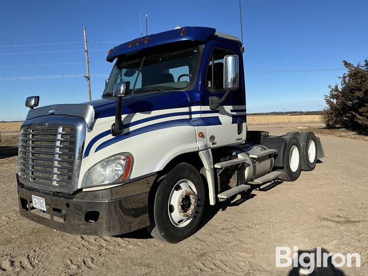 2012-freightliner-cascadia-125-image-1