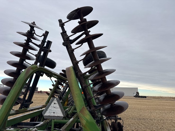 john-deere-235-image-33