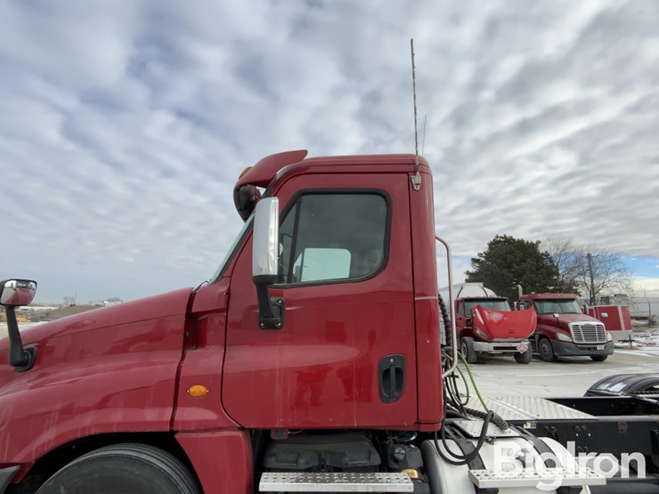 2013-freightliner-cascadia-125-image-16