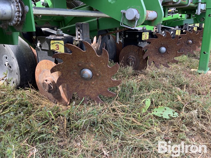 2015-john-deere-1725-image-12