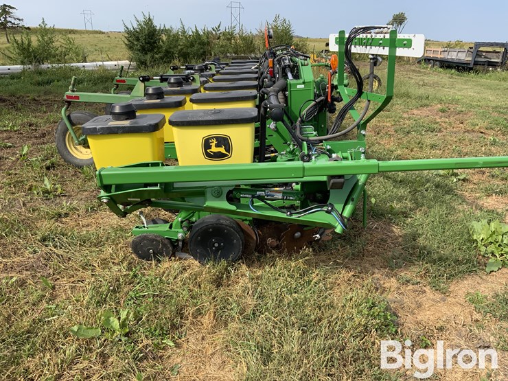 2015-john-deere-1725-image-4