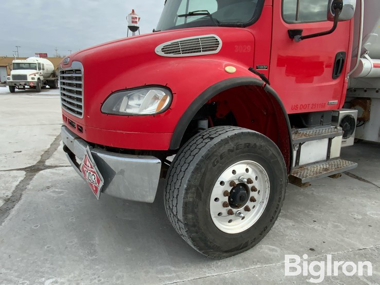 2007-freightliner-m2-106-image-11