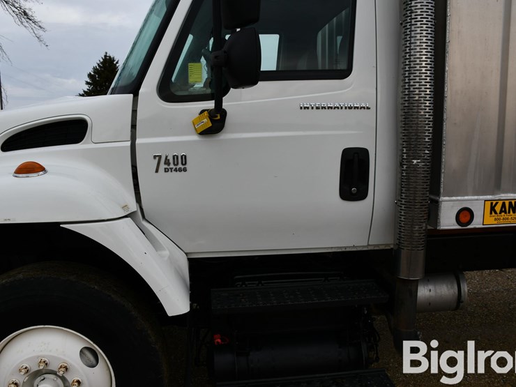 2006-international-7400-image-13