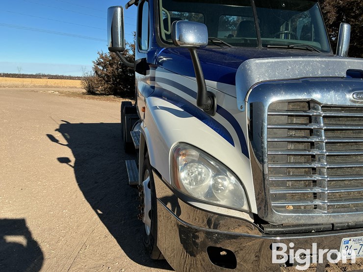 2012-freightliner-cascadia-125-image-10