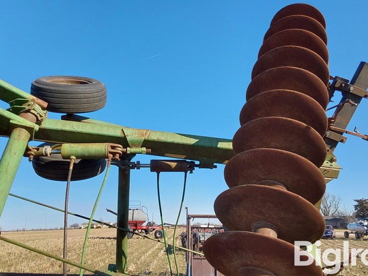 john-deere-330-image-15