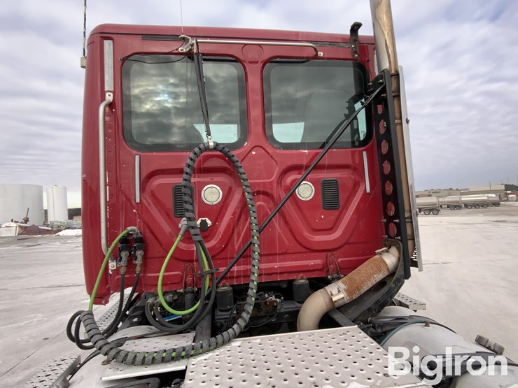 2013-freightliner-cascadia-125-image-20