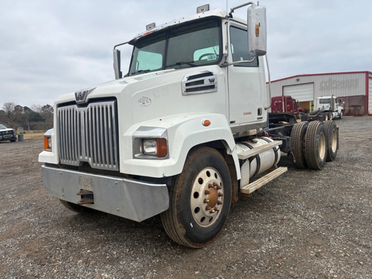 2015-western-star-4700-image-1