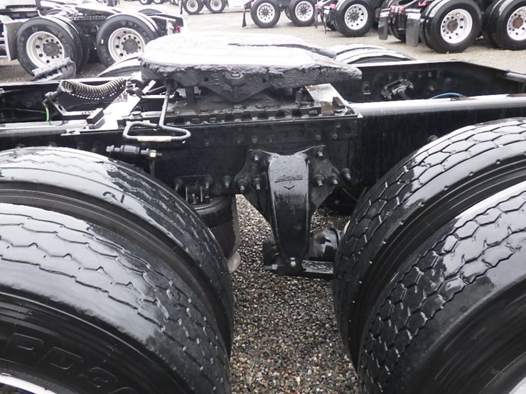 2020-freightliner-cascadia-126-image-25