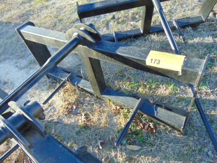 skid-steer-hay-spear-attachment-image-1