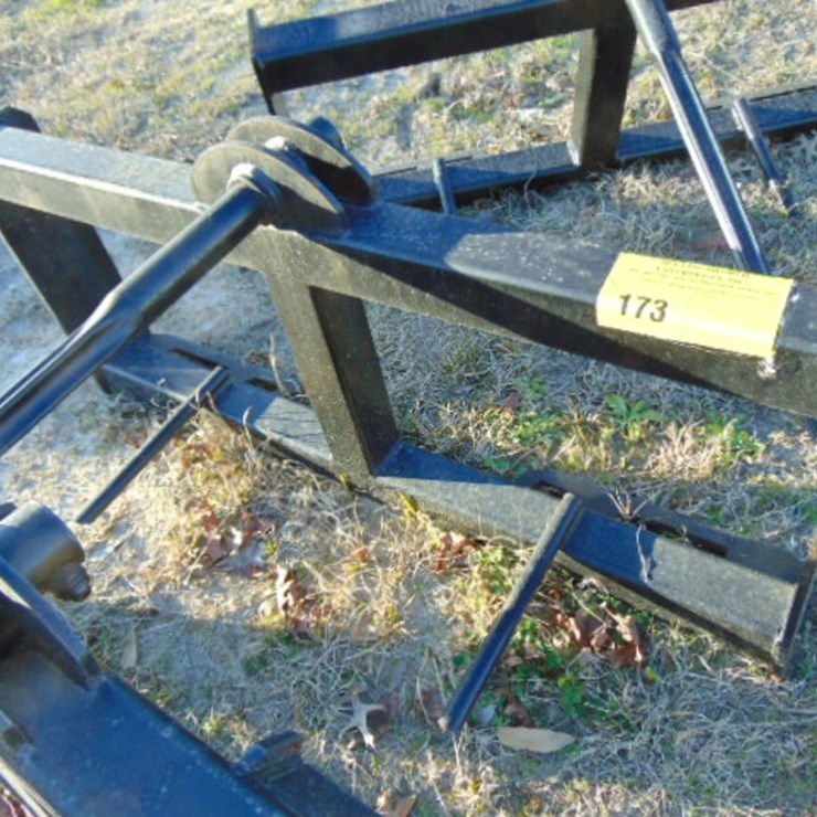 SKID STEER HAY SPEAR ATTACHMENT