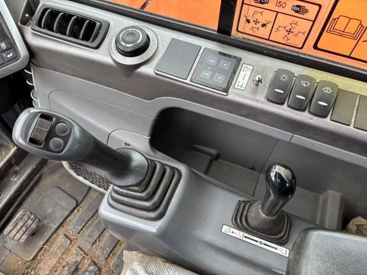 2022-doosan-dx85r-3-image-30