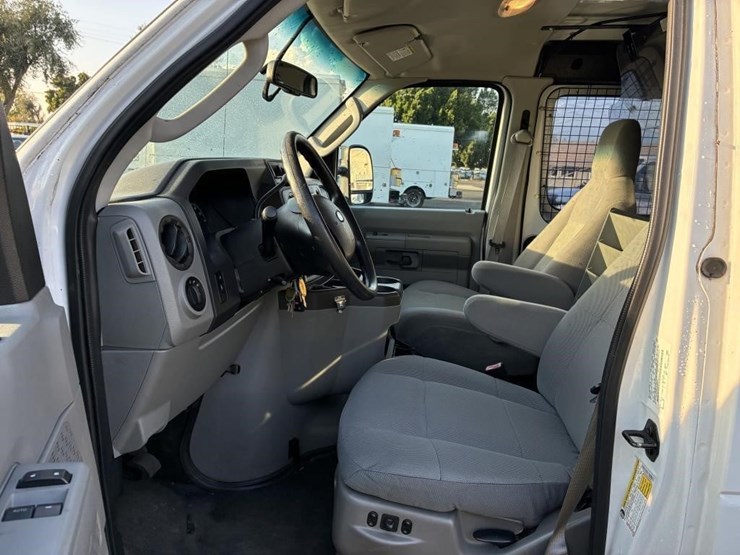 2011-ford-e350-image-11