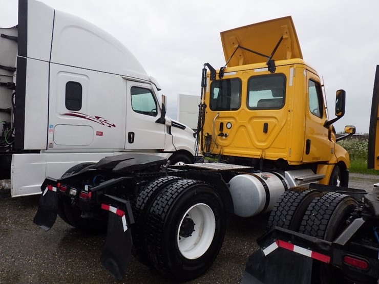 2022-freightliner-cascadia-126-image-5