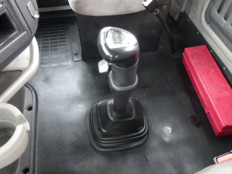 2012-volvo-vnl-300-image-16