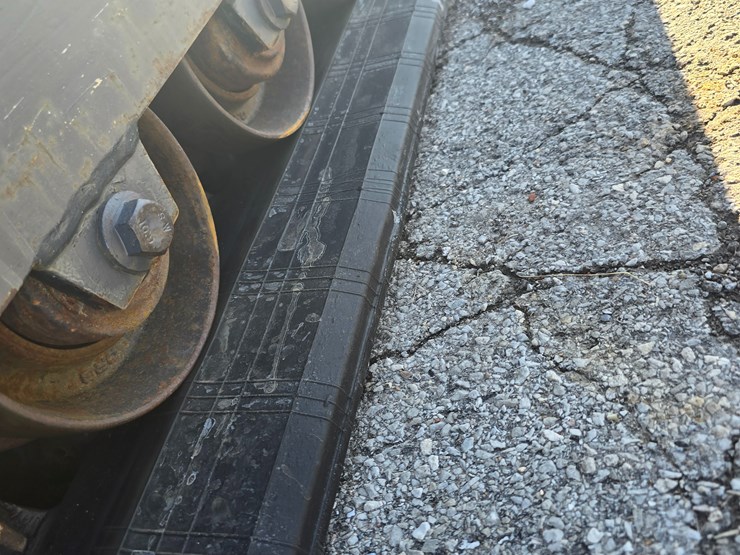 2012-deere-329d-image-27