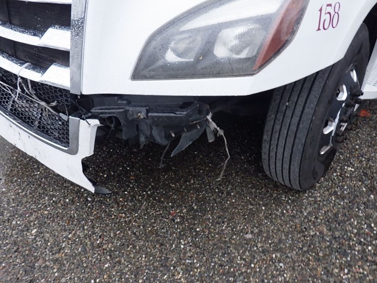 2020-freightliner-cascadia-126-image-2