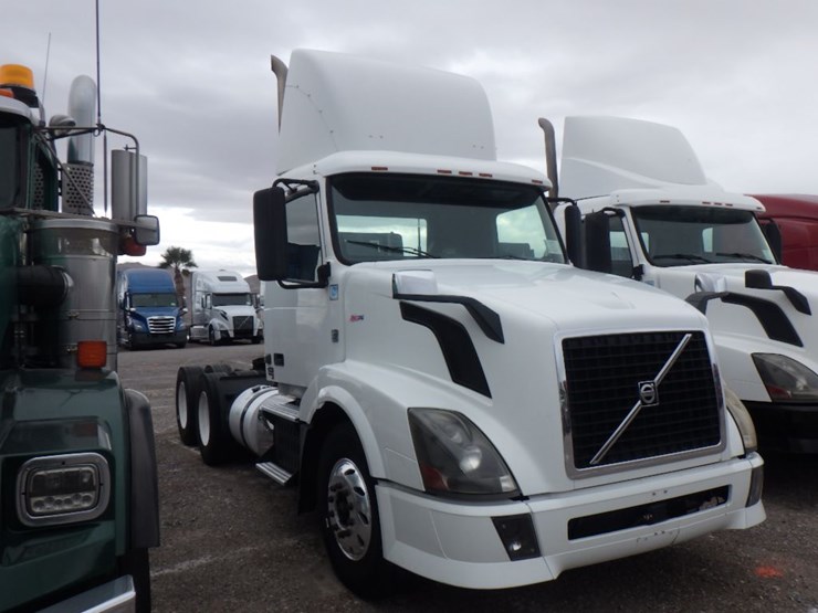 2012-volvo-vnl-300-image-3