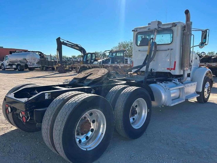 2016-peterbilt-365-image-4