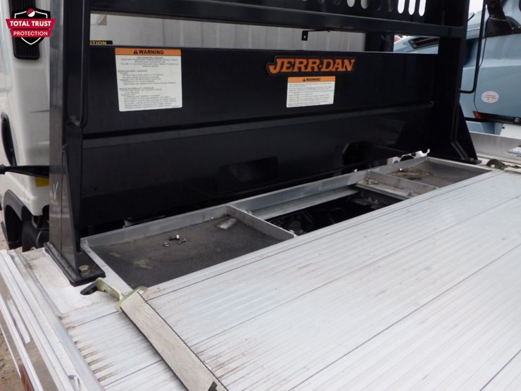 2020-isuzu-nrr-image-14