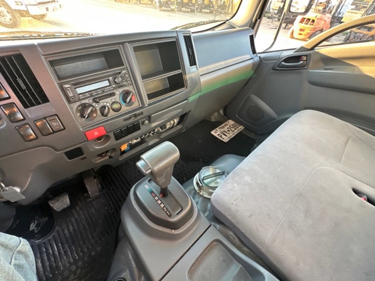 2021-isuzu-npr-image-9