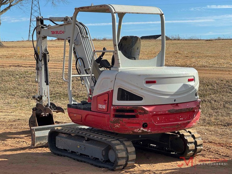 2020-takeuchi-tb240-image-1