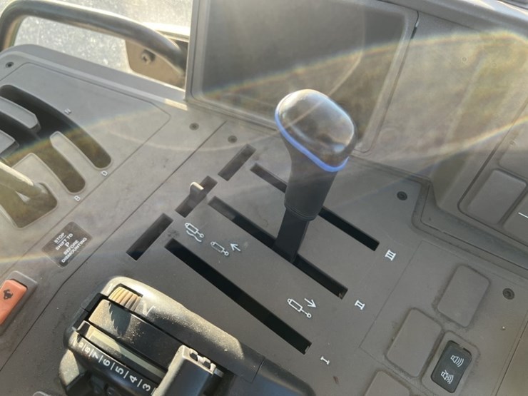 2015-john-deere-6125m-image-30