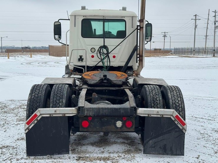 2018-mack-cxu613-day-cab-image-7