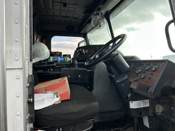 2014-peterbilt-320-image-18