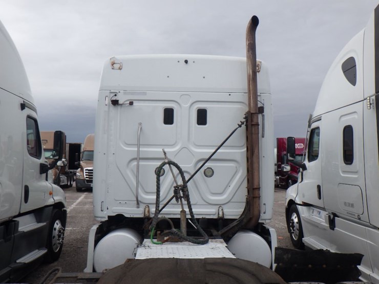 2014-freightliner-cascadia-125-image-10