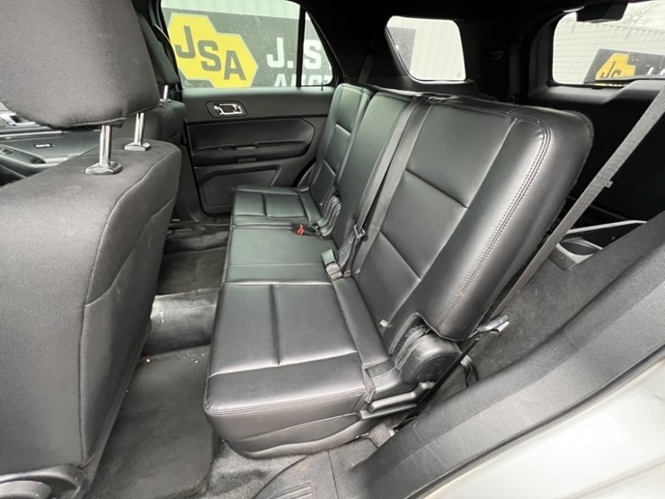 2017-ford-explorer-image-21