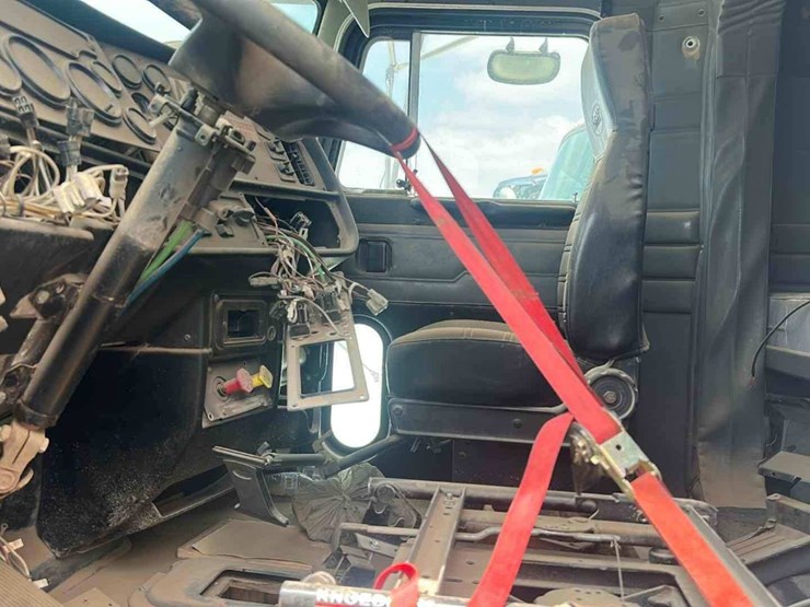 2001-peterbilt-378-image-9