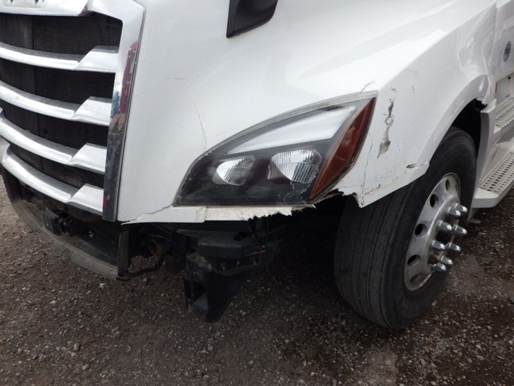 2019-freightliner-cascadia-126-image-2