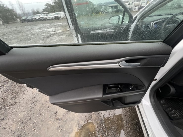 2013-ford-fusion-se-hybrid-sedan-image-21