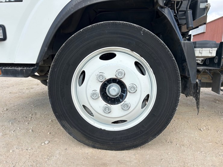 2020-isuzu-nqr-image-9