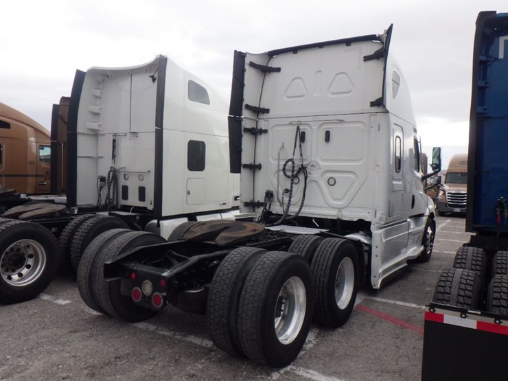 2021-freightliner-cascadia-126-image-10
