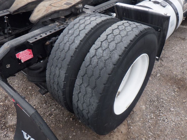 2012-volvo-vnl-300-image-4