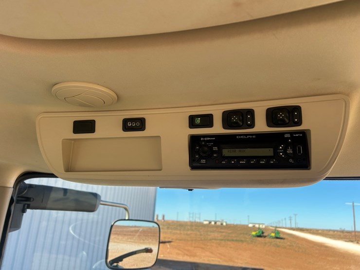 2010-john-deere-8320r-image-38