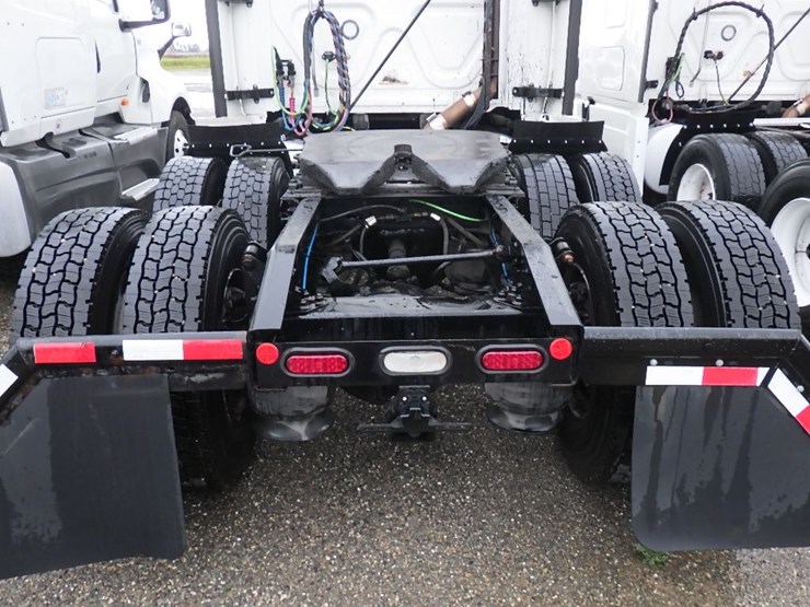 2020-freightliner-cascadia-126-image-12