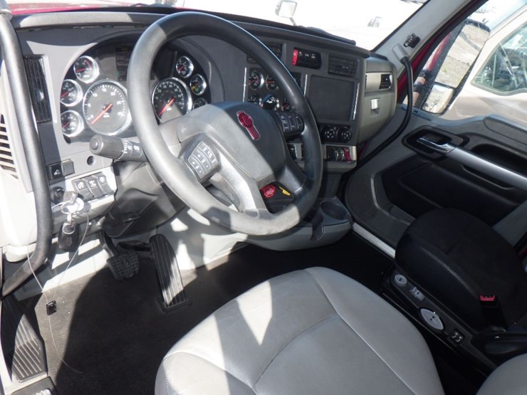 2020-kenworth-t680-image-17