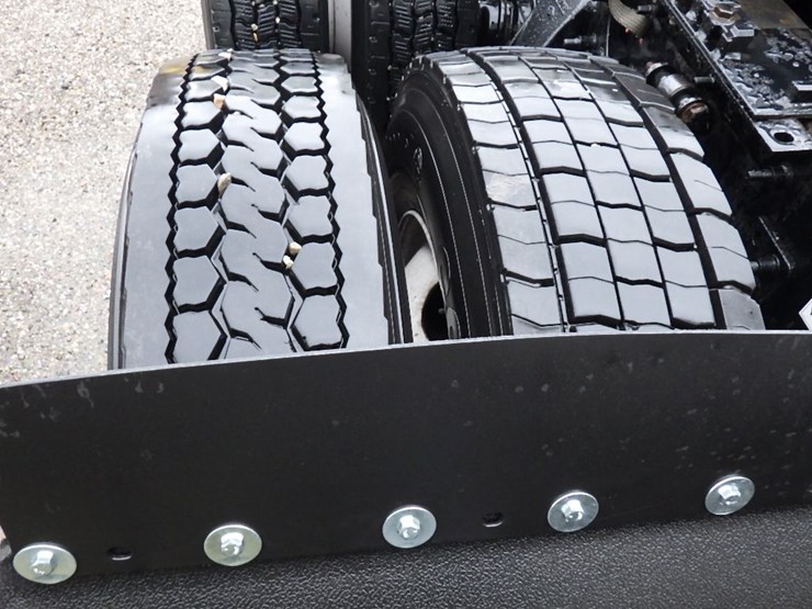 2020-freightliner-cascadia-126-image-8