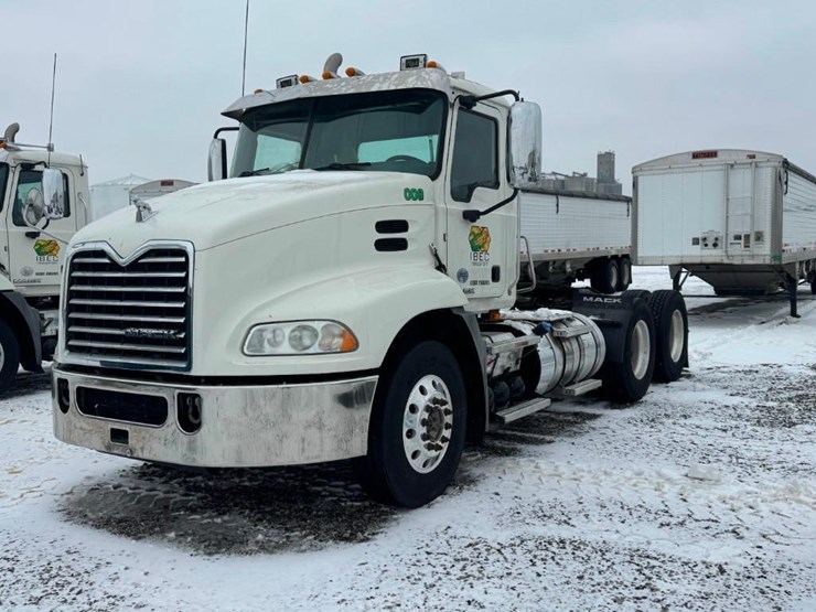 2018-mack-cxu613-day-cab-image-1
